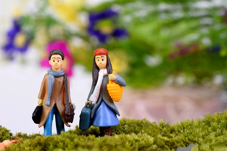 1Pair MiniSweety Lovers Couple with trunk Figurines Miniature Craft Fairy Garden Gnome Moss Terrarium DIY Ornament Garden Decor