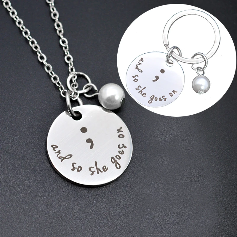 Semicolón. Y así que ella va en llavero, movimiento semicono inspirador, collar estampado de acero inoxidable con un dije de perla