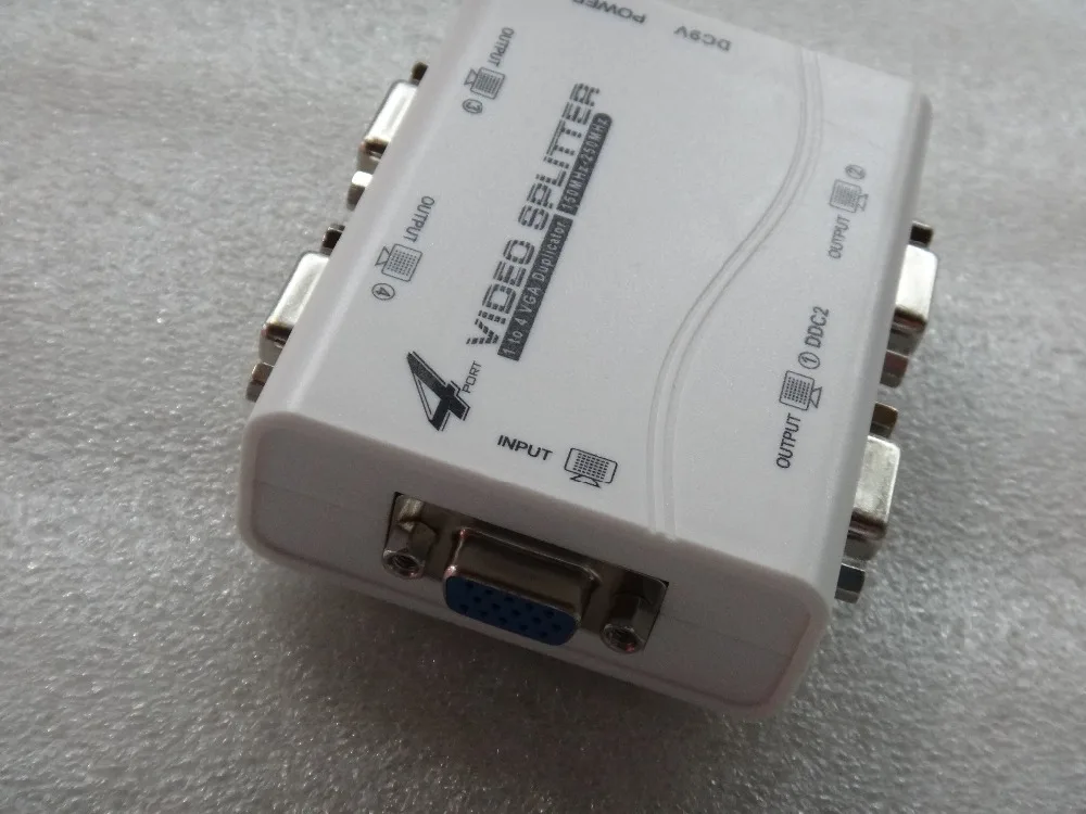 2020 Jaar Nieuwe Witte 1 Naar 4 Poorten Vga Video Splitter 1-In-4-Out 250 Mhz apparaat 1920*1440 4 Port Vga Monitor Splitter Adapter 1x4