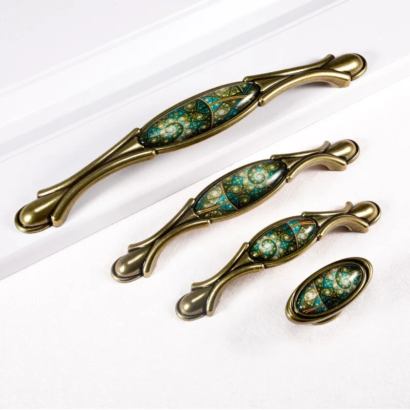 Retro Furniture Handle Elegant Vintage Bronze Kitchen Cabinet Knobs and Handles Wardrobe Cupboard Door Handle Closet Drawer Pull