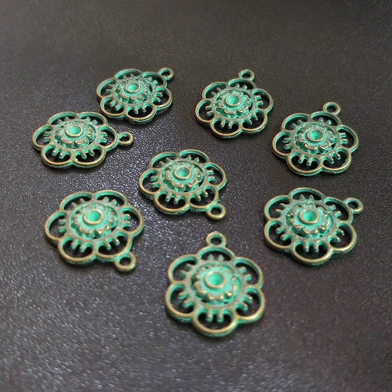 30pcs/bag 17MM Round Retro Patina Plated Zinc Alloy Green Flowers Charms Pendants For DIY Jewelry Accessories