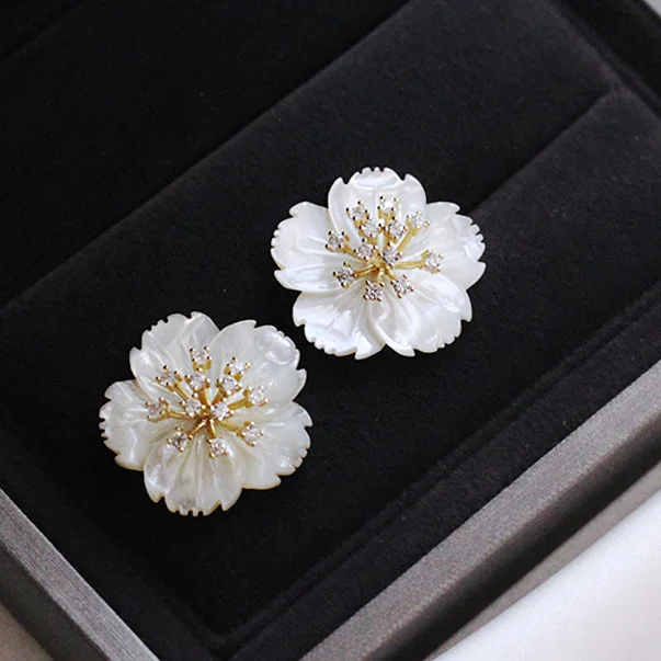 Fashion Chill White Shell Big Flower Stud Earrings Stones Middle with Cubic zirconia petals Women Jewelry Sweet Plum blossom