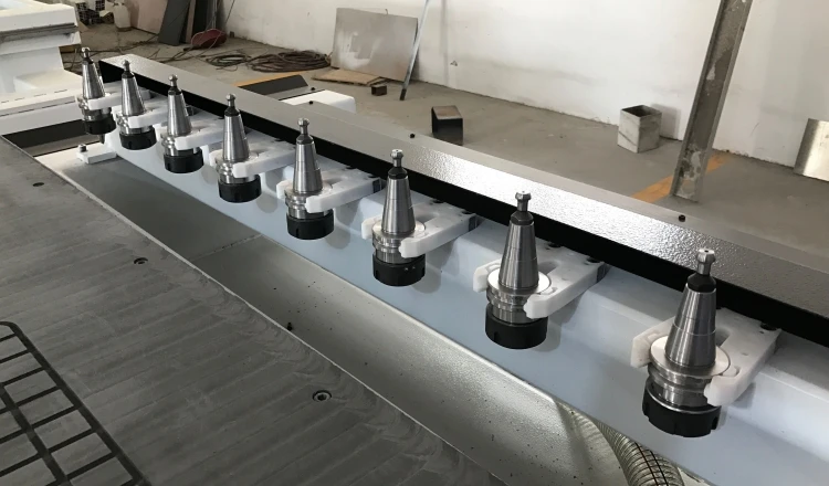Cargador de cambio automático de 8 herramientas, enrutador CNC de 4 ejes, eje de refrigeración de aire de 9kw, máquina de tallado de CNC de madera para muebles, torno giratorio CNC