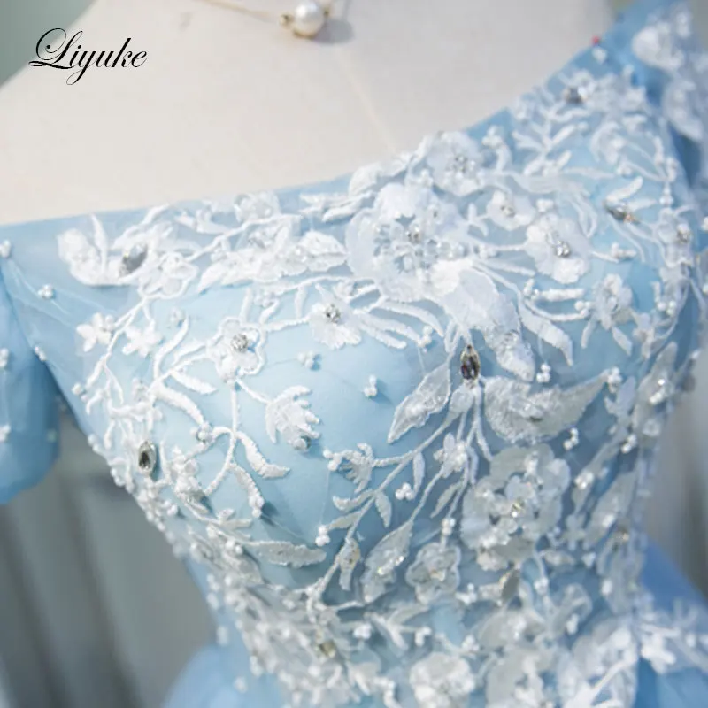 فستان كوكتيل Liyuke مصنوع حسب الطلب باللون الأزرق السماوي بدون حمالات من الساتان مع أقمشة تول بطول الركبة قبالة الكتف لحفلات الكوكتيل