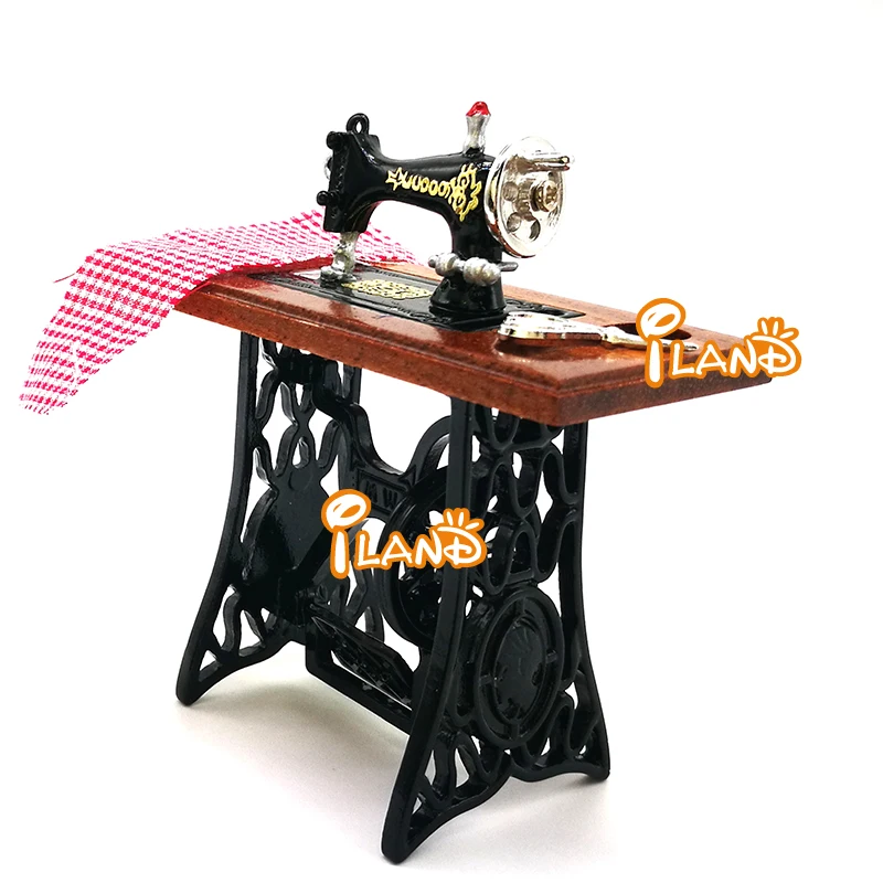 

1:12 Dollhouse Miniature Furniture Wooden Sewing Machine With Scissors Cloth NEW Accessory Decor Toy For Kid Girls Gift HS001C