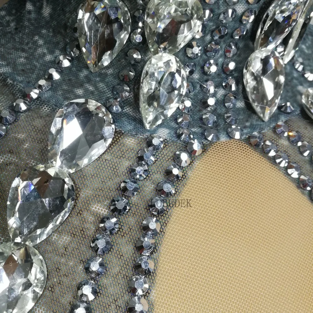 Seksowna, obcisła sukienka z błyszczącymi diamentowymi frędzlami, idealna dla piosenkarki na koncert, na urodziny, studniówkę, imprezę w klubie nocnym, strój na uroczystość.