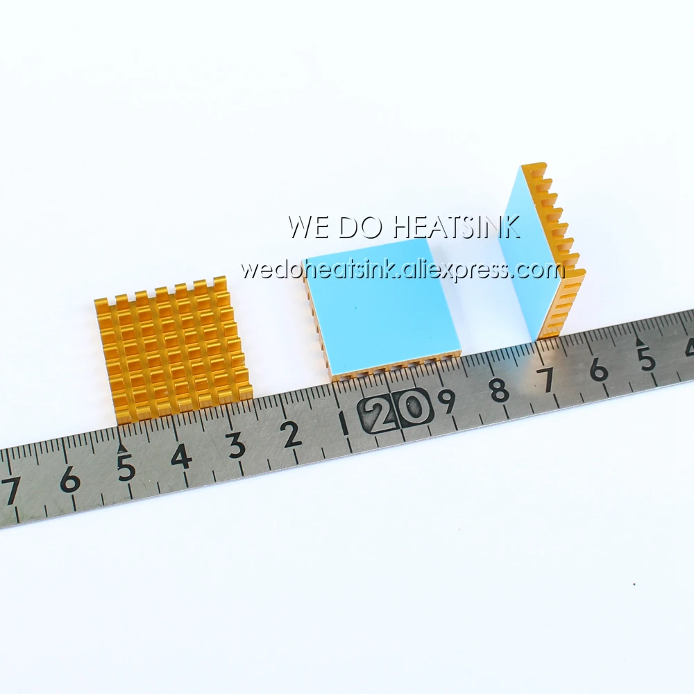 WIR MACHEN KÜHLKÖRPER, 100 Stück, 25 x 25 x 5 mm, goldfarbener, geschlitzter, eloxierter Aluminium-Kühlkörper, IC-CPU-Kühler mit doppelseitigem Thermo-Klebeband