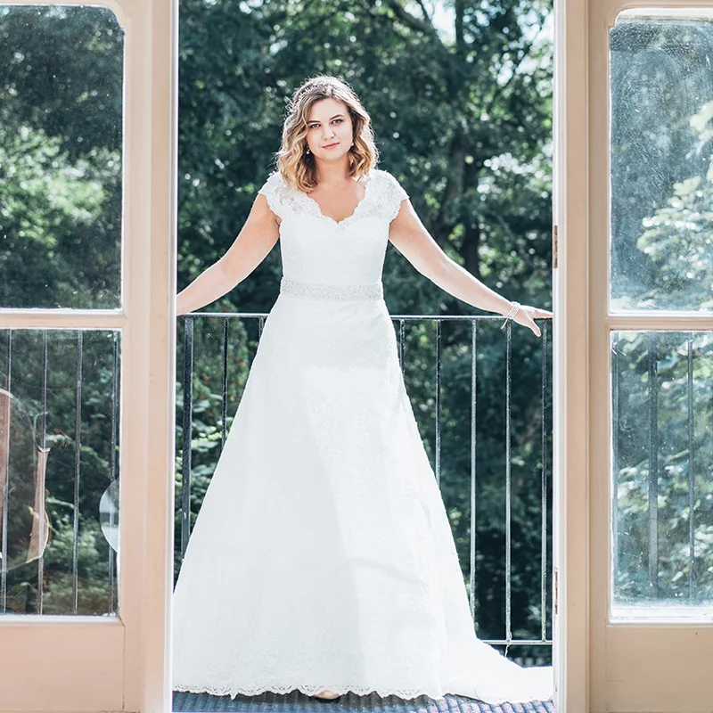 Elegante V-ausschnitt Kappen-hülsen Plus Größe Hochzeit Kleider mit Perlen Schärpe A-linie Vestidos de Novia Weiß/Elfenbein Spitze Braut kleid