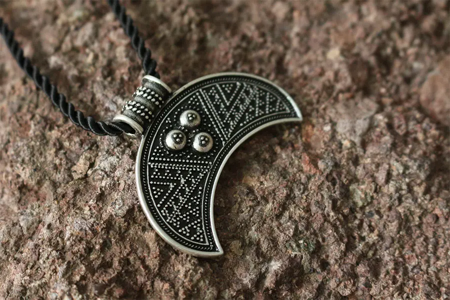 1pcs Slavic Lunula Ancient Norse Amulet Fertility Moon Crescent Pagan Viking Jewelry The Tricorn Lunula