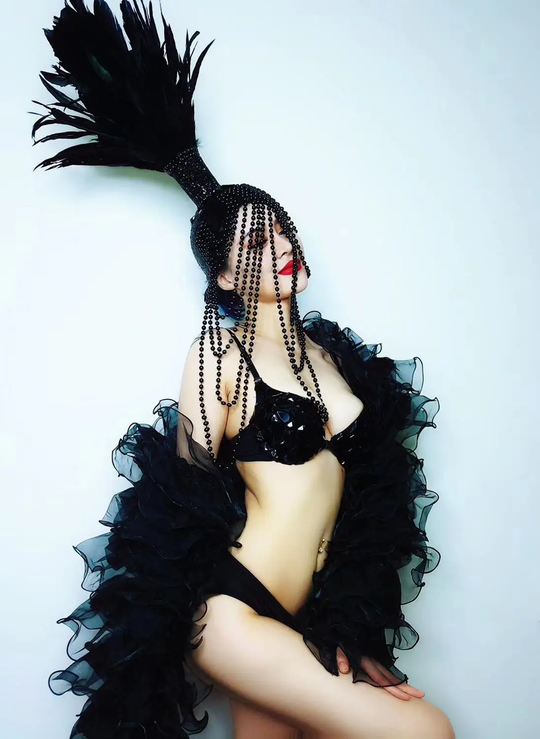 Czerwone koraliki, pióra, nakrycie głowy, cyrkonie, bikini, szal, stroje taneczne, kostium sceniczny dla kobiet, DJ-ki, piosenkarek, modeli, na wybieg, imprezę, pokaz.