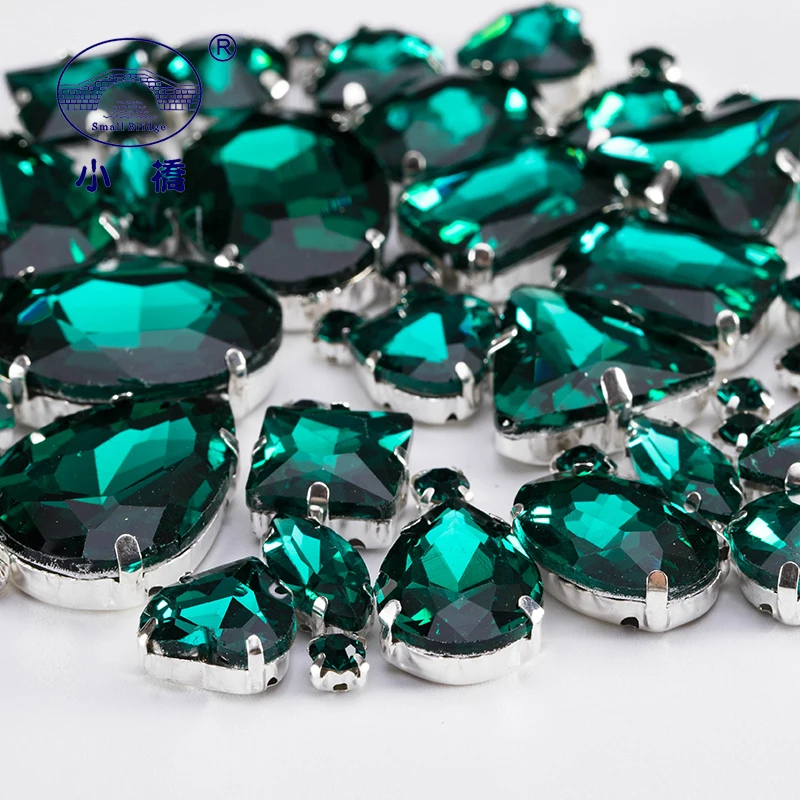 Strass di vetro verde smeraldo per abbigliamento pietre di vestito Flatback allentate cristallo decorativo cucire su strass 50 pz/pacco S045