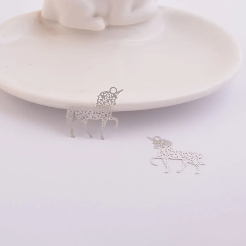 50 Stück AC9435 23*21mm KC Goldfarben und versilberte zarte hohle Einhorn-Anhänger für Ohrringe, Halsketten und Anhänger. – Detail 5