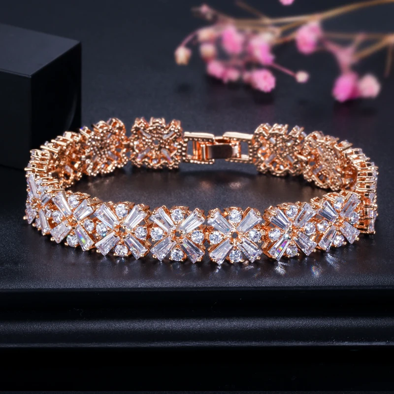 CWWZircons Damen Modeschmuck Wunderschönes Silberfarbenes Frühlingsblumen-Tennisarmband mit Zirkonia-Steinen für Hochzeiten CB010 – Detail 3