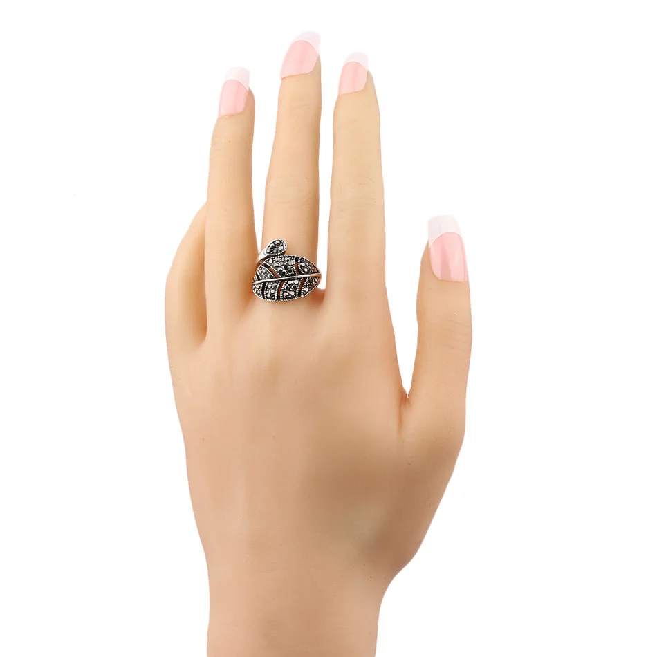 Hot 2018 Vintage Hip Hop Hollow Leaf Feather Pattern Black Crystal Open Rings For Women Fashion Party Jewelry Love Gifts