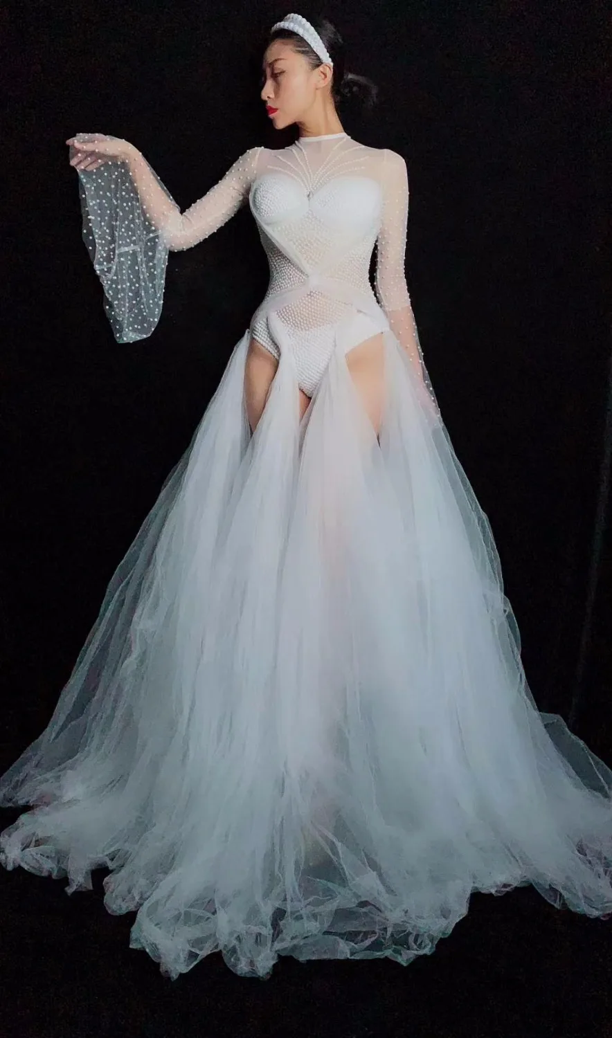 Robe blanche à perles pour femmes, luxueuse tenue de soirée, de bal, d'anniversaire, de chanteur