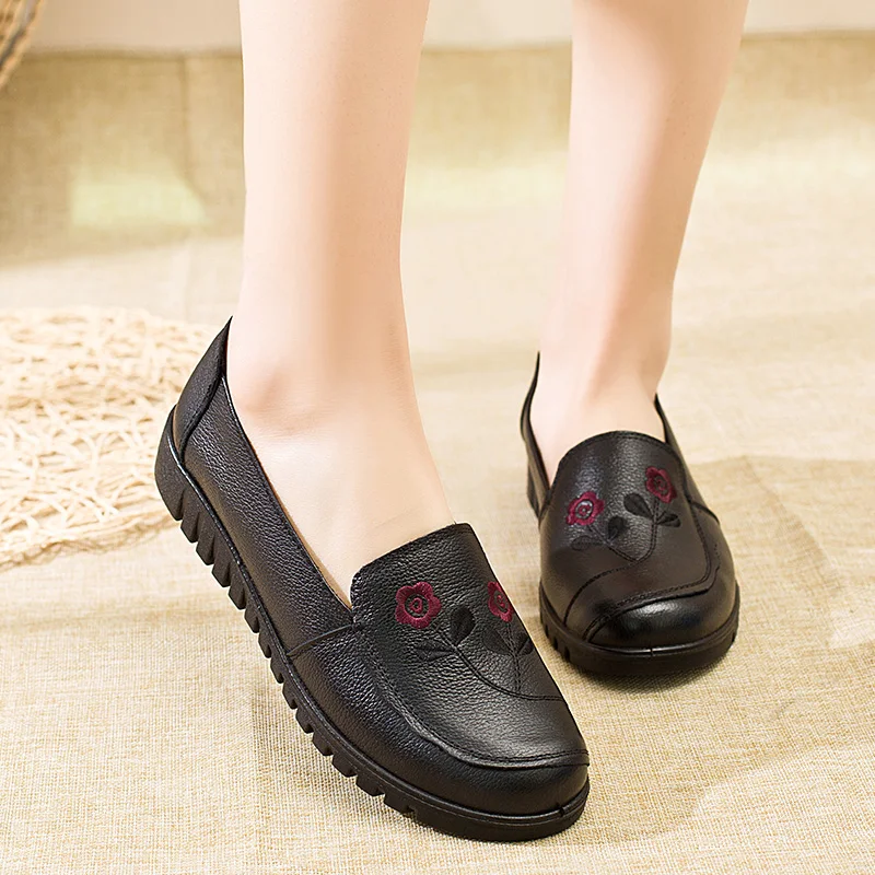 

Mother's Shoes Soft Sole Comfortable Sumemr Middle Age Old Women's Shoes Genuine Leather Flat Casual Women Slip On Shoes