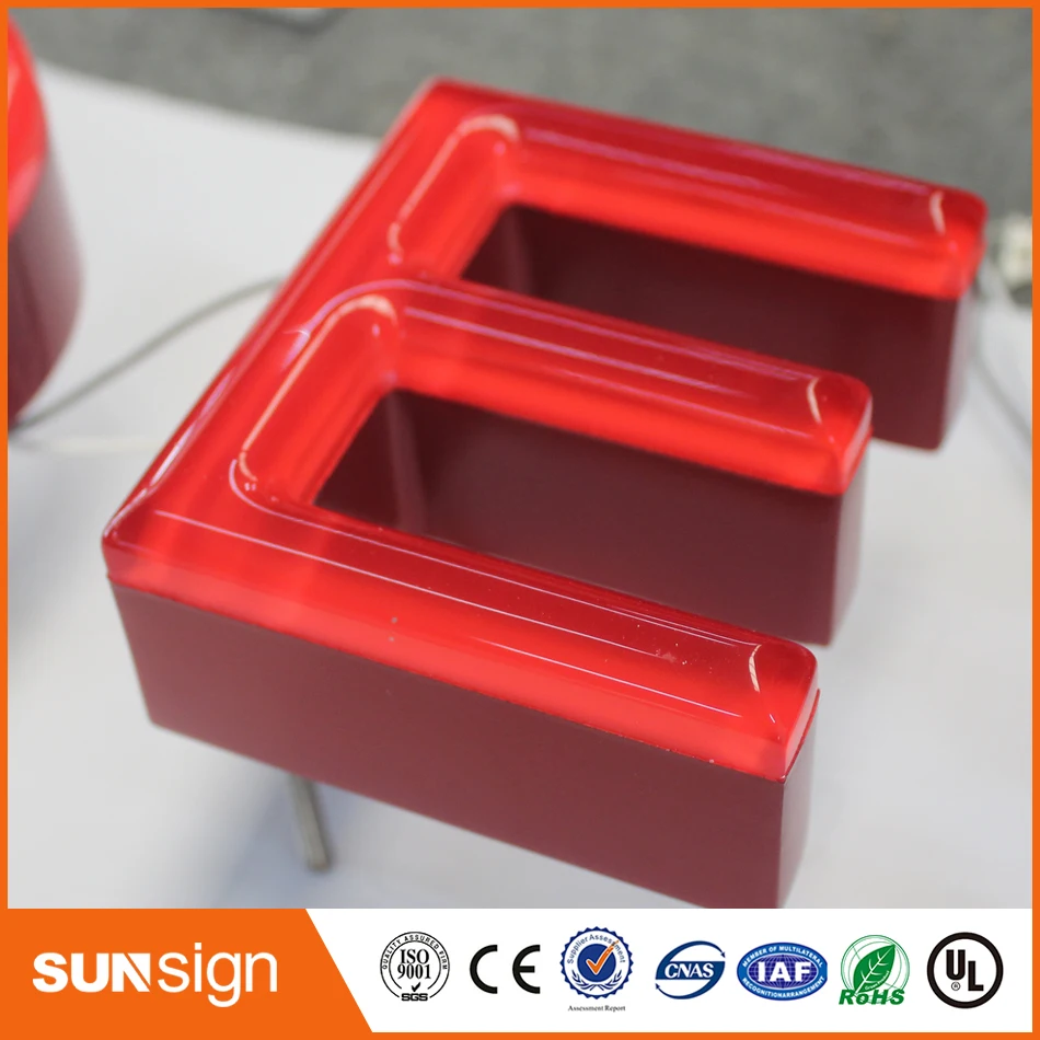 Canais e letras pintadas de frontlit