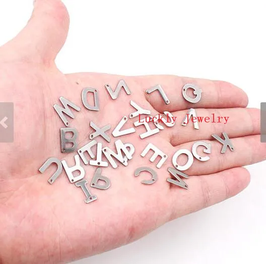 مجموعة واحدة مكونة من 26 حرفًا إنجليزيًا من الفولاذ المقاوم للصدأ على شكل حرف A-Z، قلادة على شكل سوار ذاتي الصنع، قلادة فضية