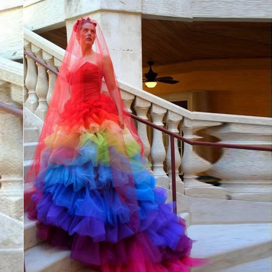 Vestidos de novia coloridos góticos creativos, vestidos de baile de arcoíris, vestido de novia de moda plisado con velo rojo, vestidos de baile de corazón