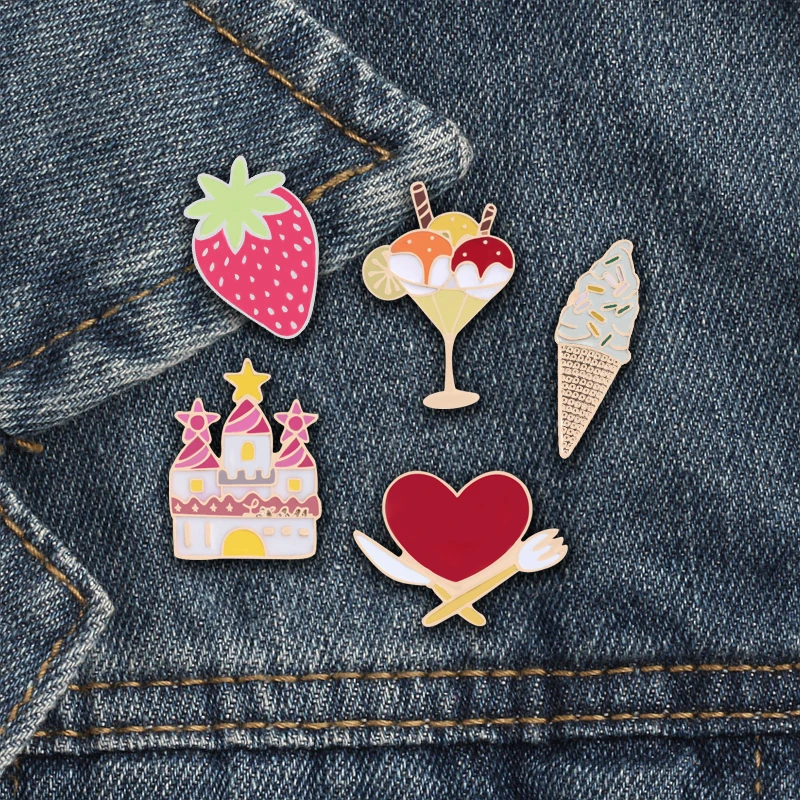 Lovely Castle Heart Sweet Ice Cream fragola cartone animato spilla camicia moda risvolto frutta smalto spille distintivo per gioielli per bambini