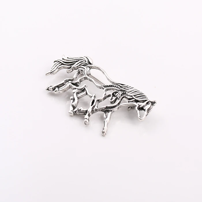 New hollow out the 2020 hand swift horse cardigan delicate brooch brooch woman trench coat