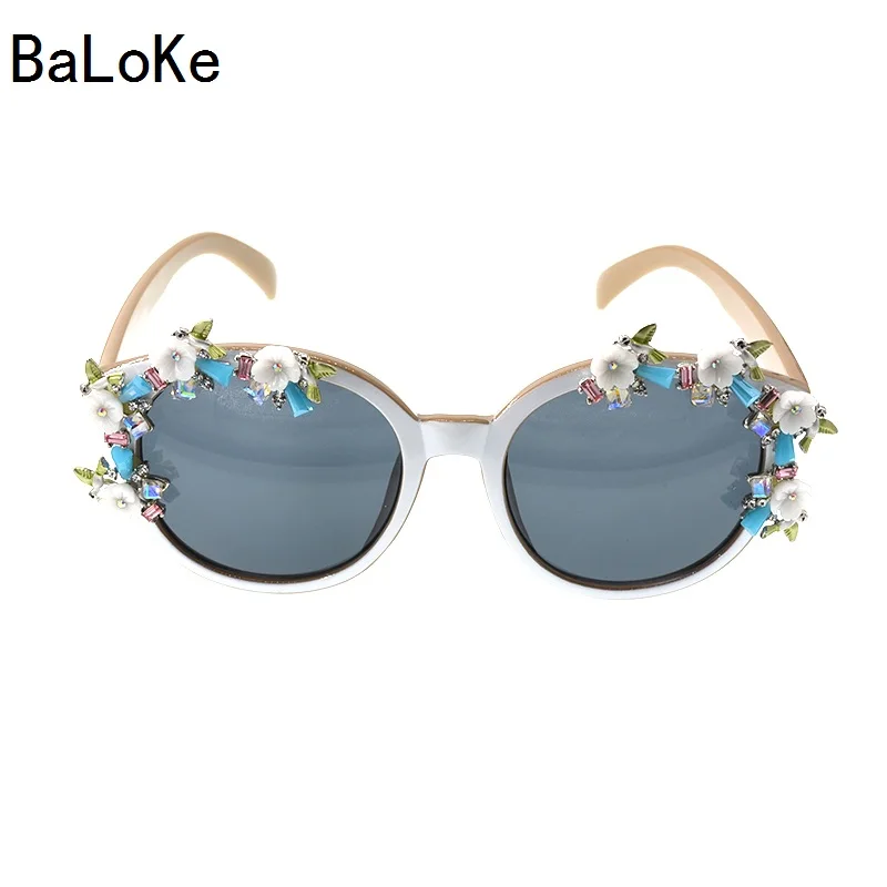 

European Style Brand Designer Elegant Retro Baroque Women Sunglasses Square White Frame Flowers Decoration Summer Decoration