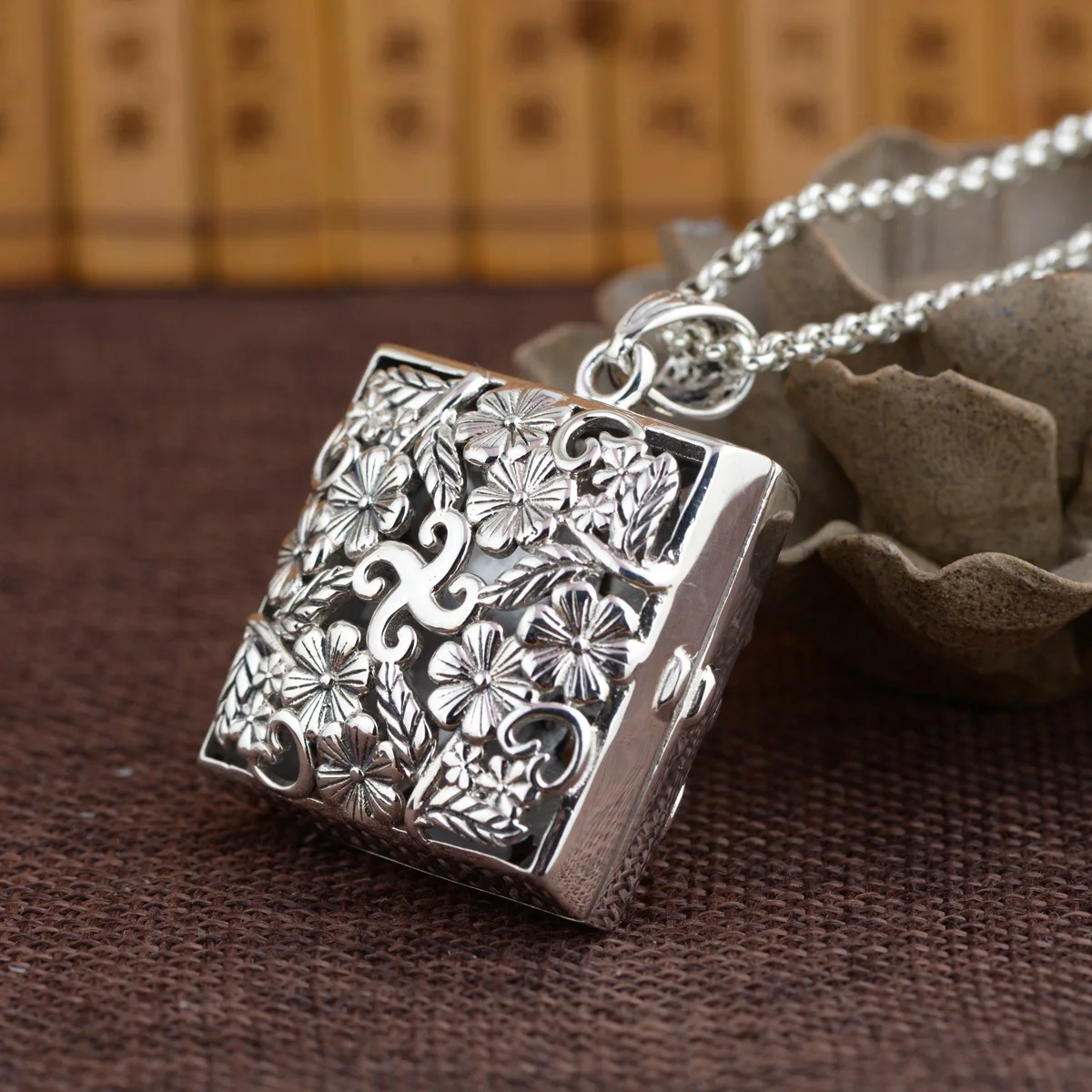 

S925 silver antique process Hollow out blooming flowers ga black box pendant female model Thai silver wholesale