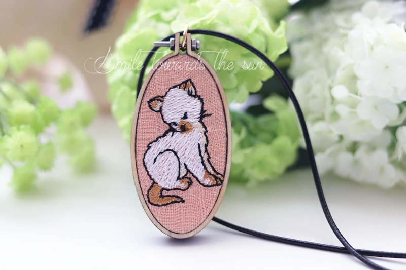 Mini pendentif de cerceau de broderie en bois, cadre de broderie découpé au laser, cerceau de bijoux de couture minuscule pour collier naret rond