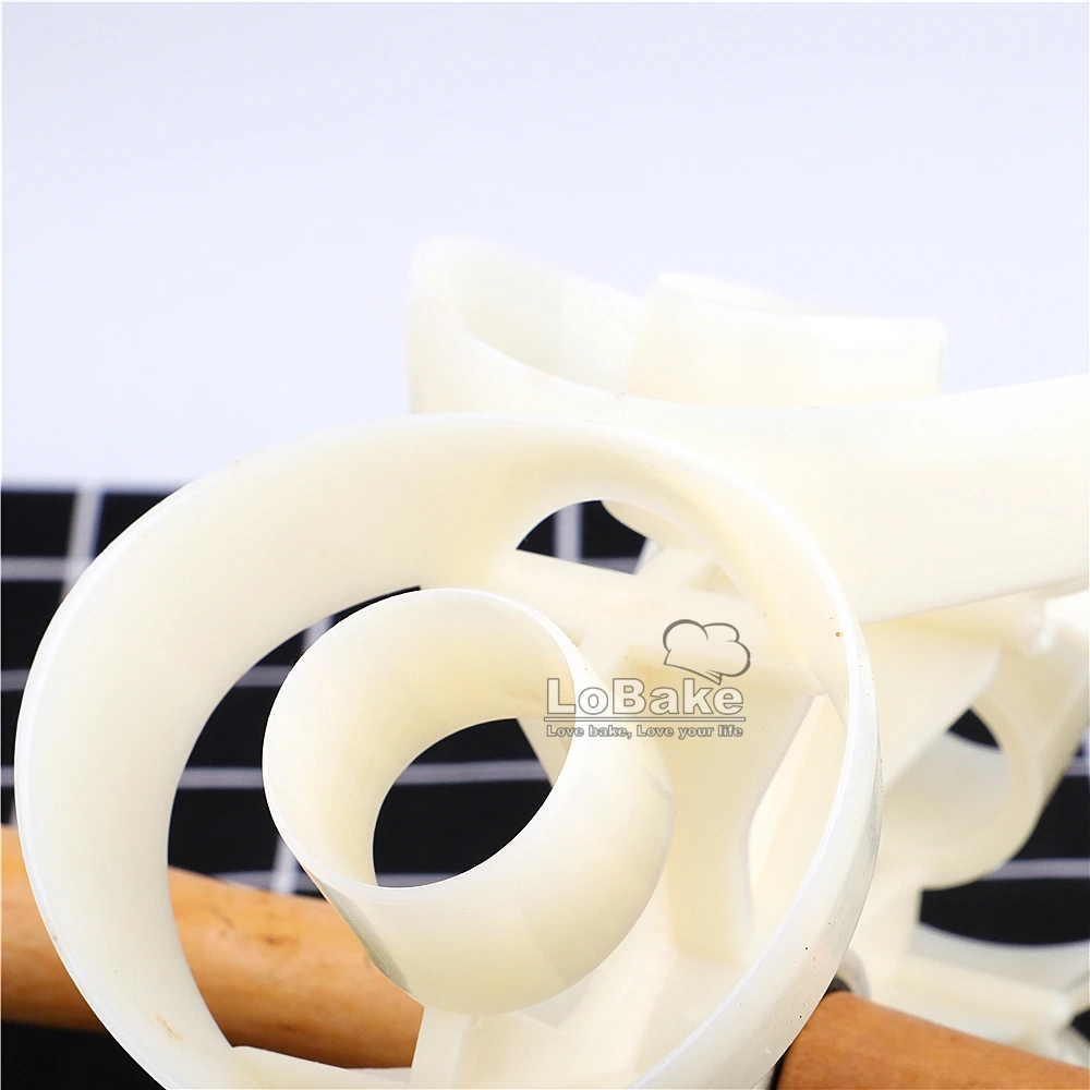 Diameter 7.8cm manual plastic 6-circle donut cutter doughnut biscuit cookie fondant dough maker wood handle for bakery gadgets