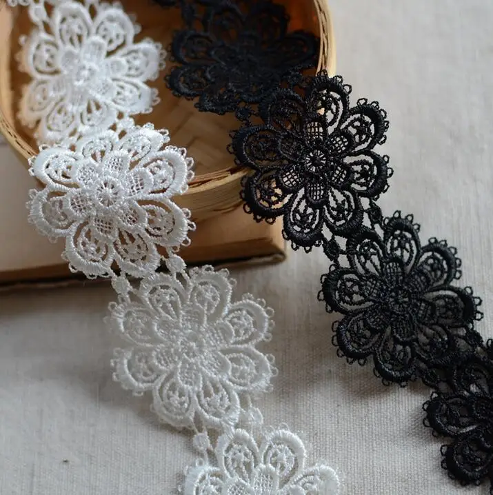 Apliques de tela de encaje de flores bordadas, costura artesanal de poliéster, encaje de red blanco y negro, 5cm de ancho, 2 yardas por lote