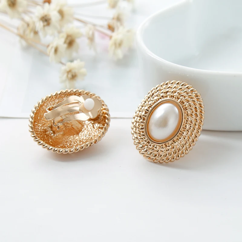 Oval pearl ear clips European and American temperament, high-end cold wind earrings, non-perforated ear clips, free shipping, bi