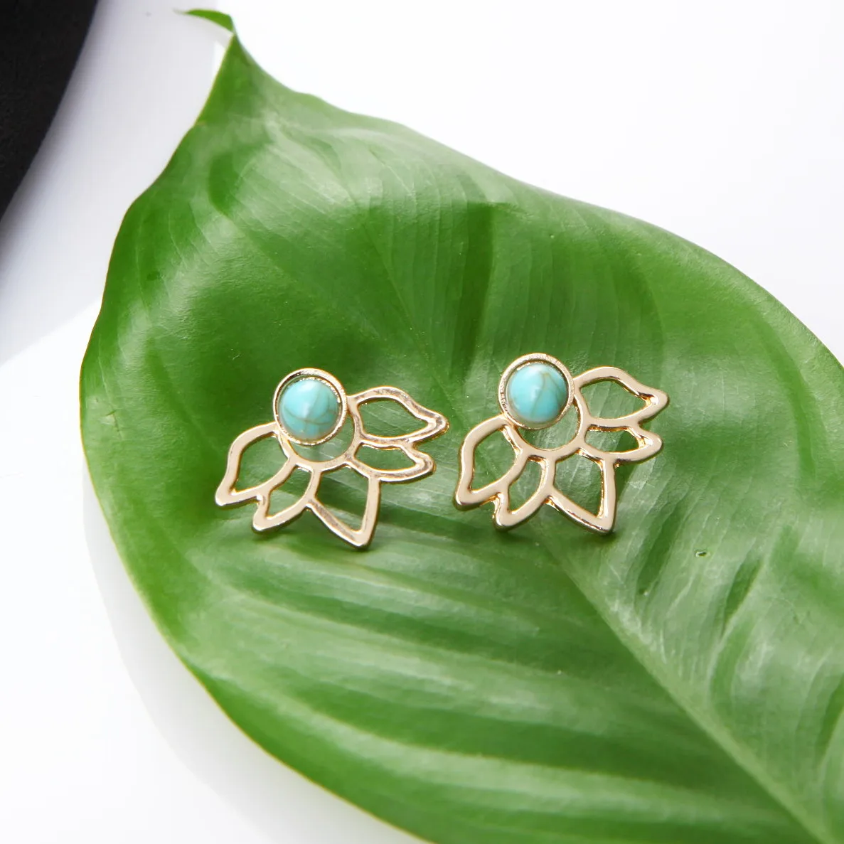 New Personality Unique Retro Green Stone Lotus Petal Hollow Leaf Earrings Boucle D\'oreille Femme 2017 Earrings For Women Brincos