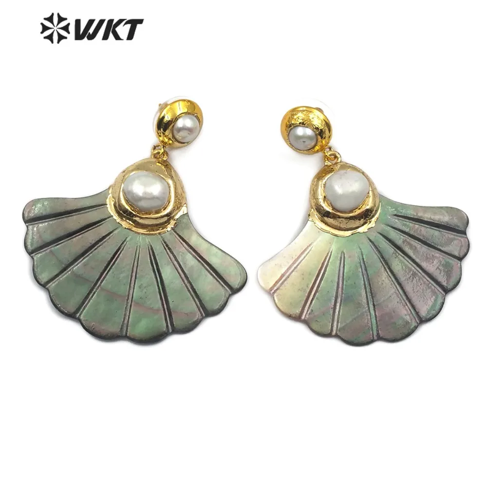 WT-E502 Natural Black Shell Pearl Earring Carved With Round Freshwater Charm Gold Capped Decorative Fine Jewelry