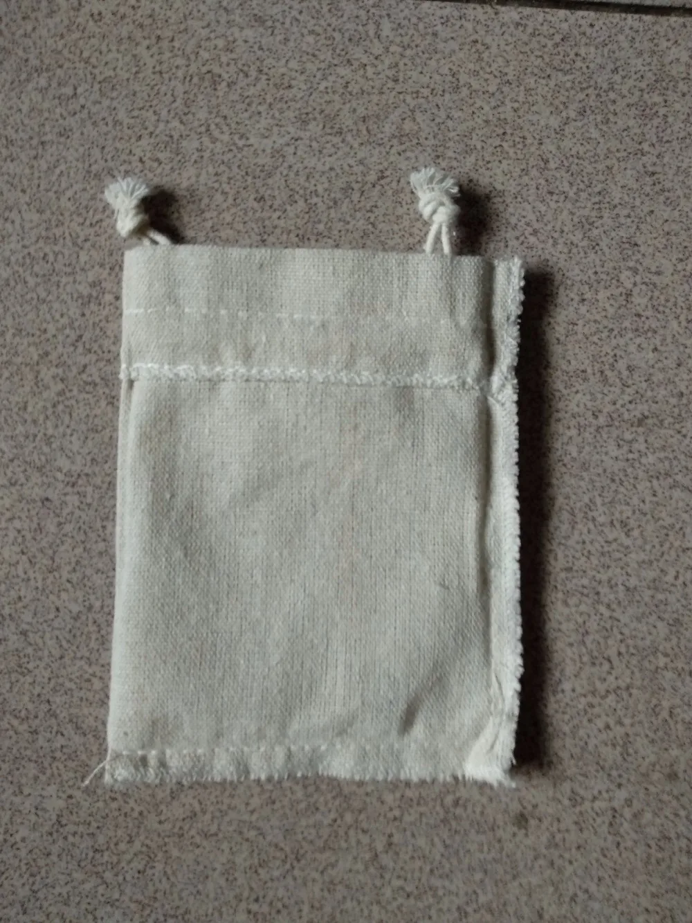 

high quality overlocked linen jewelry bag 50pcs cheap drawstring bag 10x13cm gift pouch for jewelry gift storage and Packaging