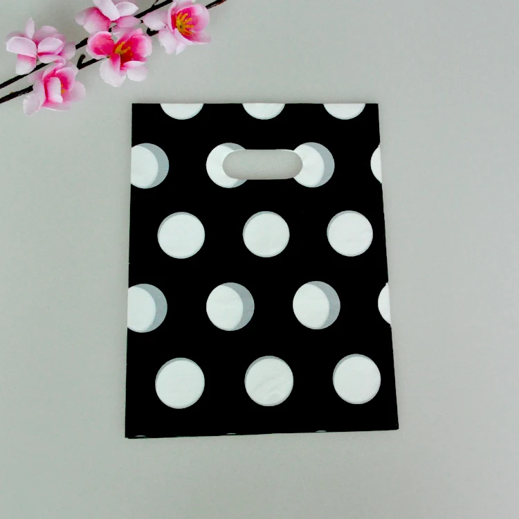 

Wholesale 100pcs/lot Dots Design Black Plastic Gift Bag 15x20cm Jewelry Pouch Bag Cute Candy Jewelry Packaging Bags With Handle