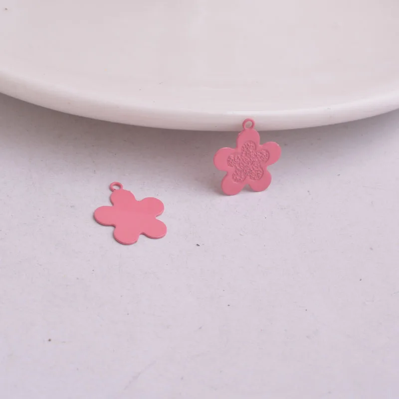 50 Stück AC4953 Blumen-Anhänger, kleine Charms in Rot, Blau, Rosa, Gelb, bemalte Metall-Messing-Schmuckteile – Detail 10