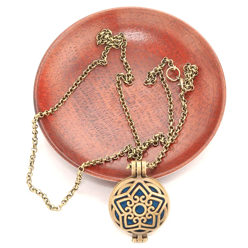 New Aroma Kaleidoscope Retro Necklace Antique Locket Pendant Magnetic Perfume Essential Oil Diffuser Locket Aromatherapy Jewelry