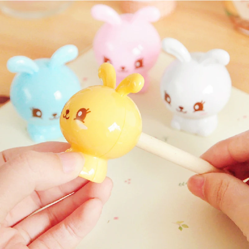 Deli New Arrival Cute Bear Pencil Sharpeners Cartoon Pink White Blue Mechanical Stationery School Office Supplies Sharpeners
