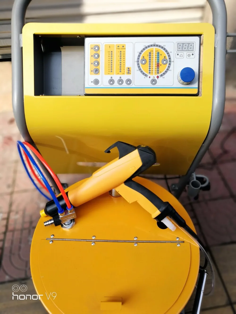 Electrostatic powder coating machine with electrostatic powder spray painting gun