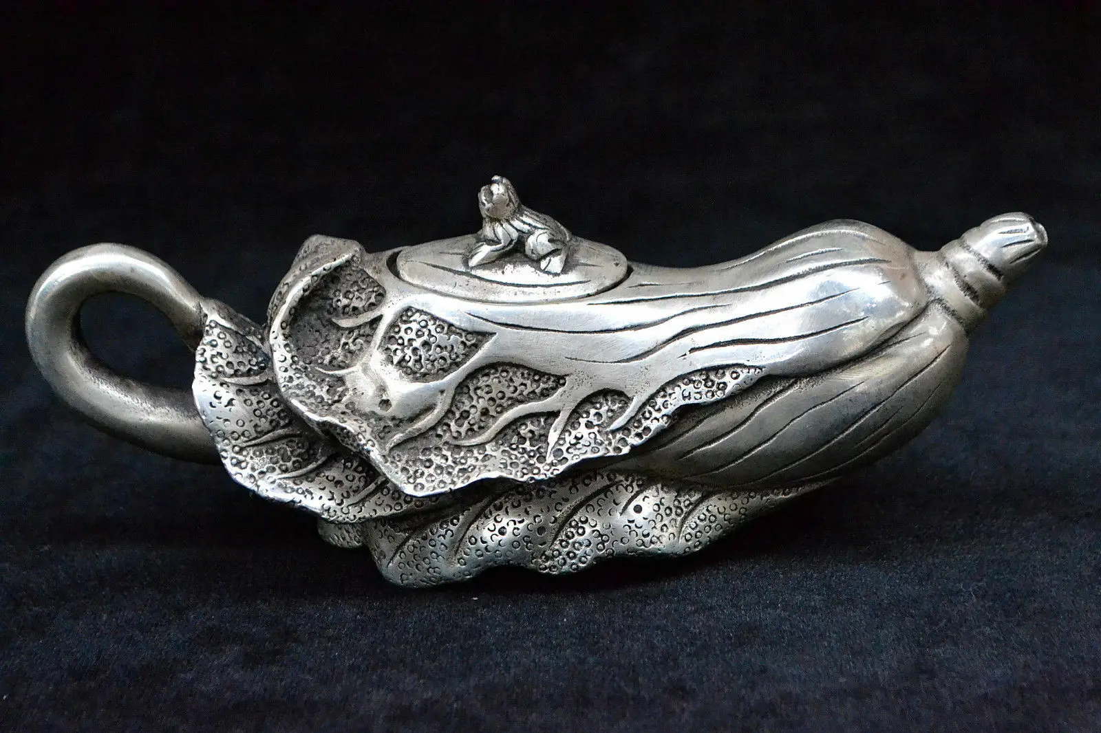 

Decoration Collectible Old Tibet Silver Chinese Cabbage Shape Statue Handwork Frog Lid Teapot Water Pot Wine Pot