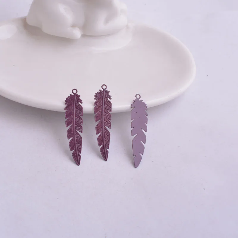 100 Stück AC2693 Sommerliche Niedliche Filigrane Feder-Anhänger Material Bisuteria Weiß Lila Schwarz Anhänger Verbinder Verzierung Schmuck – Detail 14