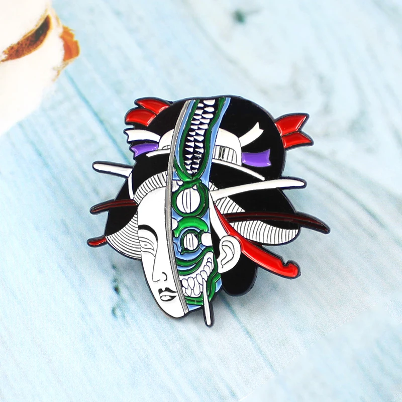 Alien Geisha Brooch Double Horror Funny Aliens Mucus Beautiful Art Woman Exotic Pin Denim Coat Cap Badge Artist Personality Gift