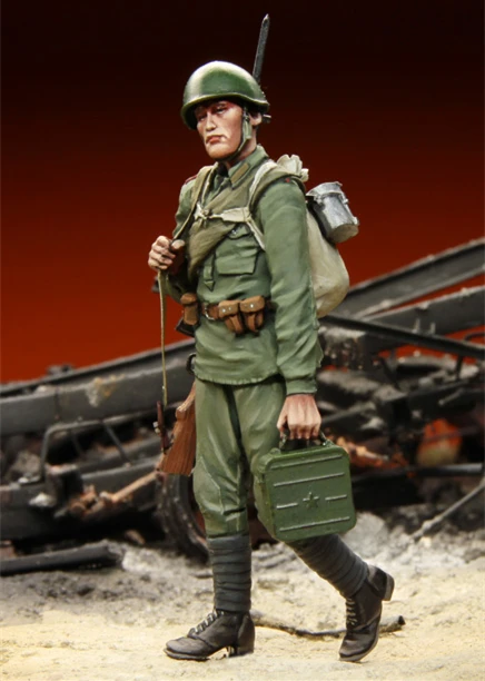 1/35 Resin Figure Model Kit 099 Russian Infantryman Kursk 1943 One Figures  Unassembled unpainted Top