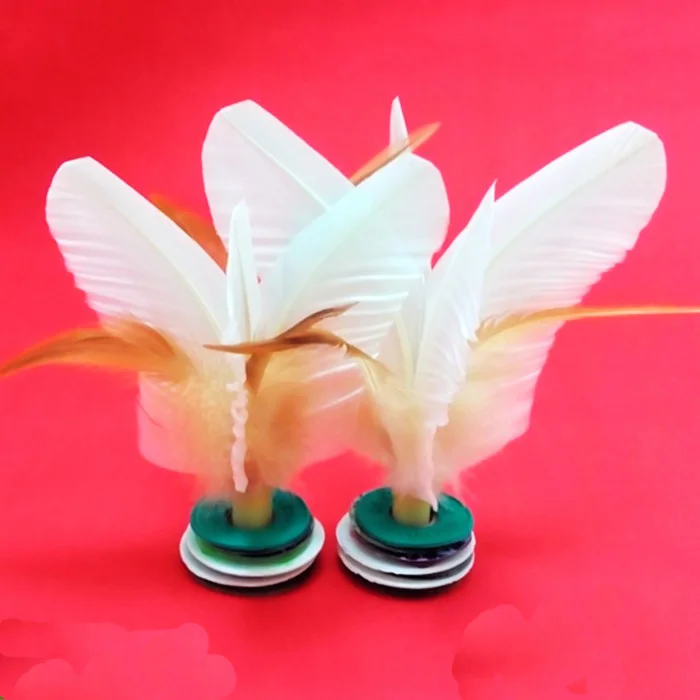 Menino presente do miúdo pontando penas petecas pé esportes brinquedo jogando jogos chinês jianzi esporte ao ar livre criança brinquedo 2021