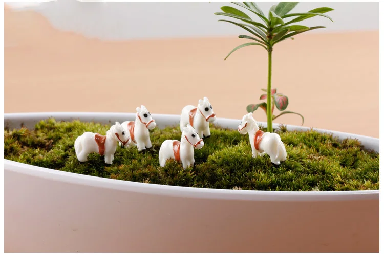 2pcs White Red Small Horse Figurine Miniature Aniaml Decoration Mini Fairy Garden Cartoon Statue Resin Craft Home Car Decoration