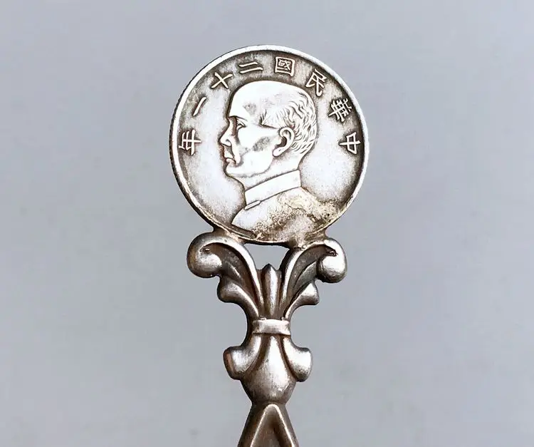 Randomly send 1pcs China Bronze fengshui Collect During the period of the republic Silver coin spoon metal crafts