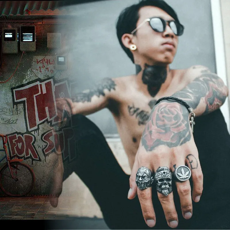 Aço inoxidável, europa e américa, menino bonito, usando um lenço para cabeça, anel de motoqueiro, joias de rock hip-hop para homens