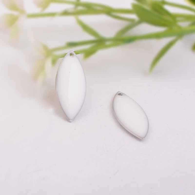 30 Stück 10*23mm Pailletten-Medaillons-Anhänger, versilbert, Metall, beidseitig verschlossene Anhänger, nickelfrei und bleifrei – Detail 8
