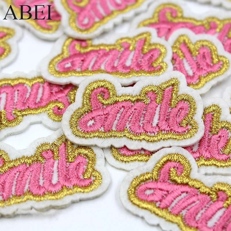 10 pz/lotto Ricamato Sorriso Appliques Indumento Diy Patch Vestiti Adesivi Decorazione Cucire trasporto Handmade Jeans Borse Bagde Logo