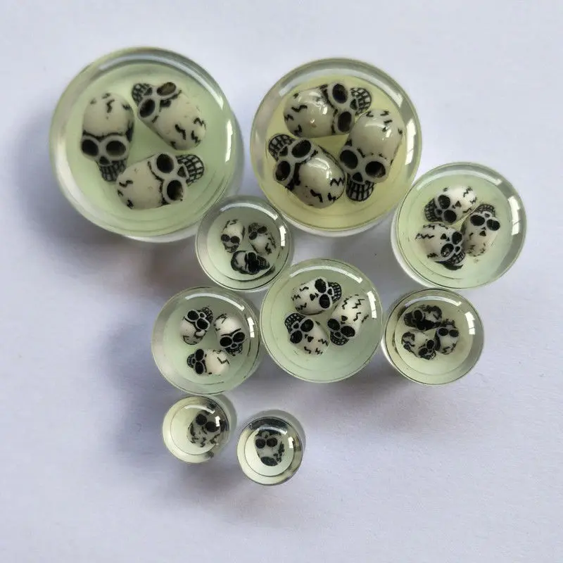 2pcs Luminous 3D Skull EarTunnels Plugs Glow In the Dark Acrylic Saddle Ear Expanders Gauges Plug Piercings oreja Body Jewelry